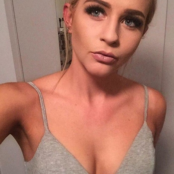 SmChick, vrouw (26 jaar) wilt sex met man 