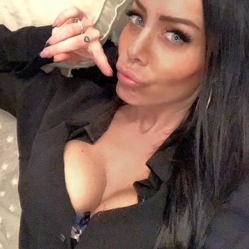 Adara, vrouw (32 jaar) wilt sex met man 