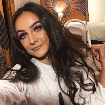 Viesmeisje, vrouw (24 jaar) wilt sex met man 